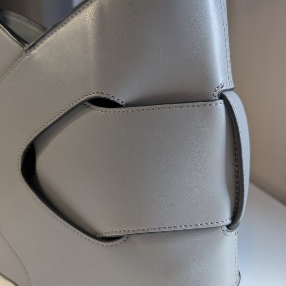 Grey Smooth Leather Hobo Bag with Adjustable Shoulder Strap and Top Zipper, NWOT - Picture 4 of 8